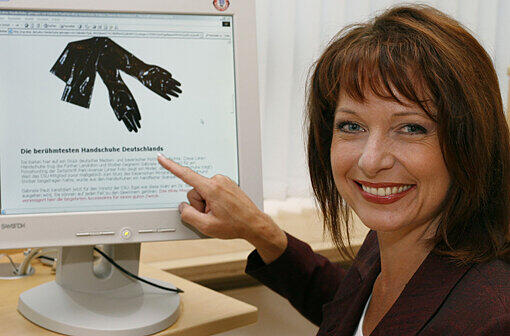 Fotos von Gabriele Pauli in aufreizenden Posen und mit Latex-Handschuhen dürfen auch nach fünf Jahren noch gezeigt werden. Auf diesem Bild posiert Pauli zur Internet-Versteigerung ihrer Handschuhe im Jahr 2007.