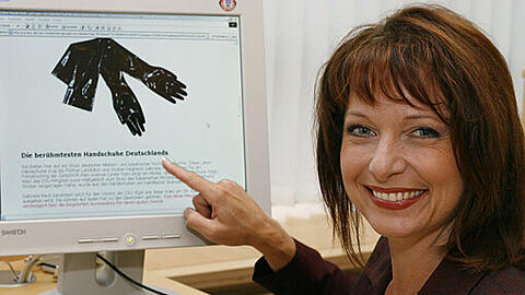 Fotos von Gabriele Pauli in aufreizenden Posen und mit Latex-Handschuhen dürfen auch nach fünf Jahren noch gezeigt werden. Auf diesem Bild posiert Pauli zur Internet-Versteigerung ihrer Handschuhe im Jahr 2007.