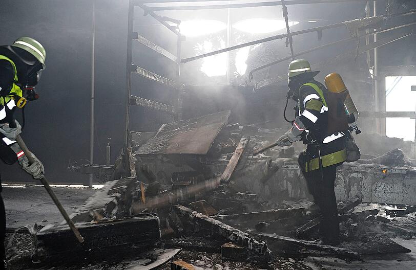 Theresienwiese:
Am Morgen wird die Feuerwehr auf das Tollwood gerufen. Ein mit Holz beladener Pkw ist in einem Zelt in Brand geraten. Bei dem Feuer wird auch das Zelt in Mitleidenschaft gezogen. Ca. 50 m2 Bedachung werden beschädigt. Die Brandfahndung ermittelt.