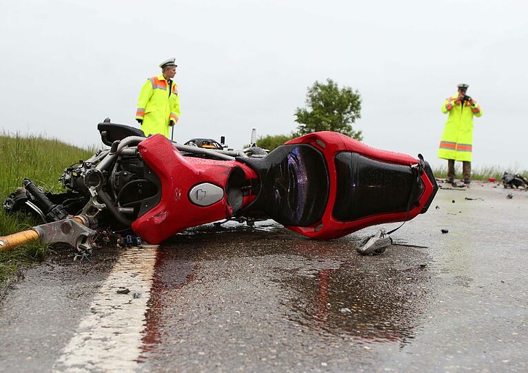 Drama in Emskirchen: Eine Frau ist mit ihrem Auto auf die Gegenfahrbahn geraten ist dabei in eine Gruppe Motorradfahrer gedonnert. Zwei Biker kamen dabei ums Leben.