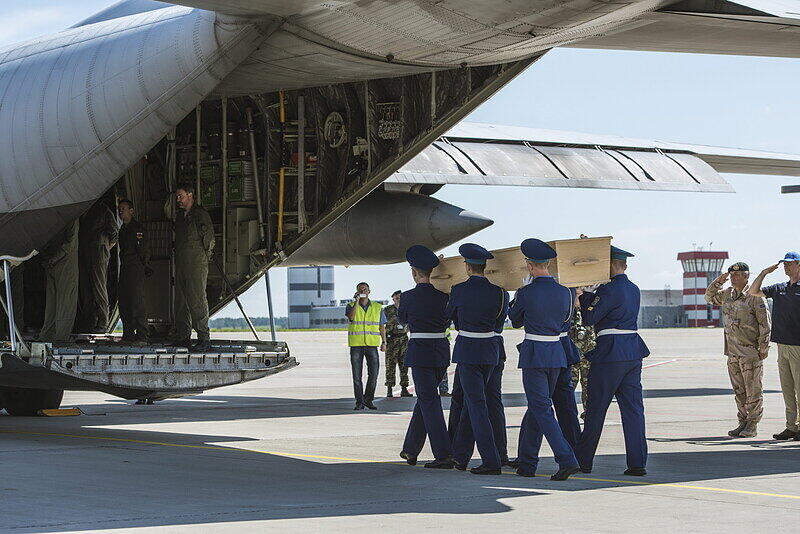 Am Flughafen von Charkow werden die Särge in das Flugzeug verladen.