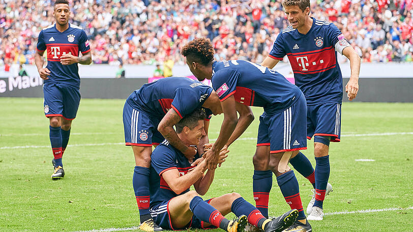 Glückwünsche für den auf dem rasen hockenden Torschützen Robert Lewandowski.