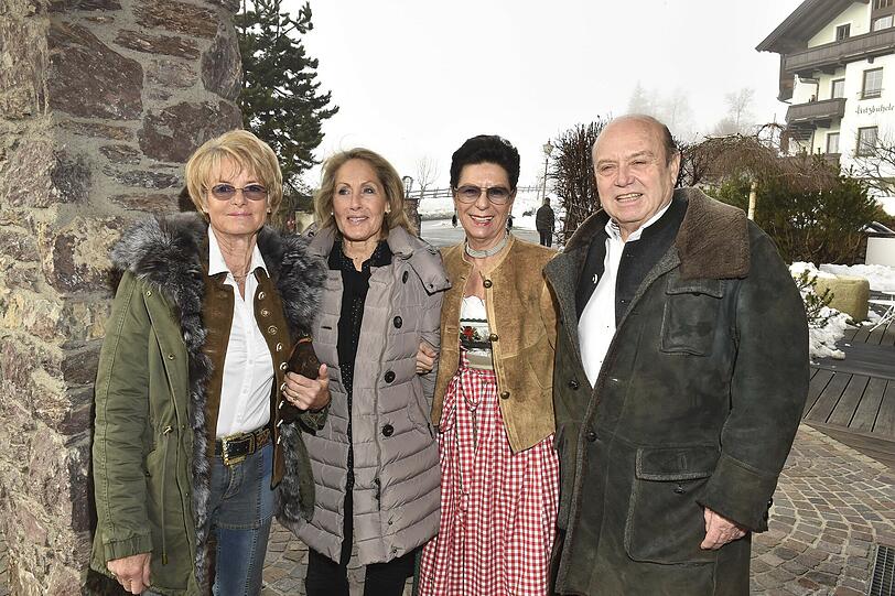 Monika Sailer mit Helga Schadhauser sowie Friedl Ackermann und Josef Schadhauser