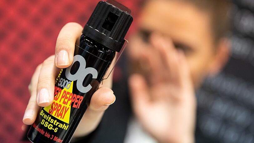 In der Berufsschule Fürstenfeldbruck löste eine Dose Pfefferspray einen Großeinsatz aus. (Symbolfoto) In der Berufsschule Fürstenfeldbruck löste eine Dose Pfefferspray einen Großeinsatz aus. (Symbolfoto)