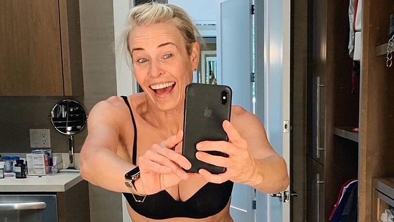 Chelsea Handler unterstützt halb nackt die Krebsforschung