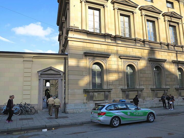 Die Polizei kam und sperrte die Stelle ab.