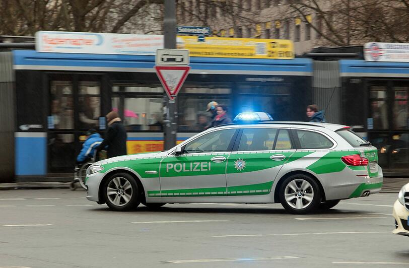 Der Fahrer des Autos flüchtete, ohne sich um die verletzte Rollerfahrerin zu kümmern. (Symbolbild)