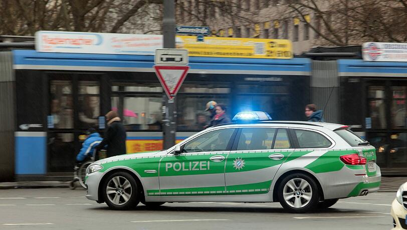 Der Fahrer des Autos flüchtete, ohne sich um die verletzte Rollerfahrerin zu kümmern. (Symbolbild) Der Fahrer des Autos flüchtete, ohne sich um die verletzte Rollerfahrerin zu kümmern. (Symbolbild)