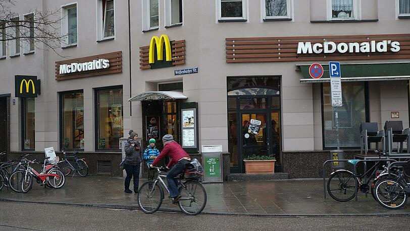 Der Mc Donald's am Pariser Platz in Haidhausen wird an diesem Sonntag dicht gemacht. Ersatz im Viertel wird es nicht geben. Der Mc Donald's am Pariser Platz in Haidhausen wird an diesem Sonntag dicht gemacht. Ersatz im Viertel wird es nicht geben.