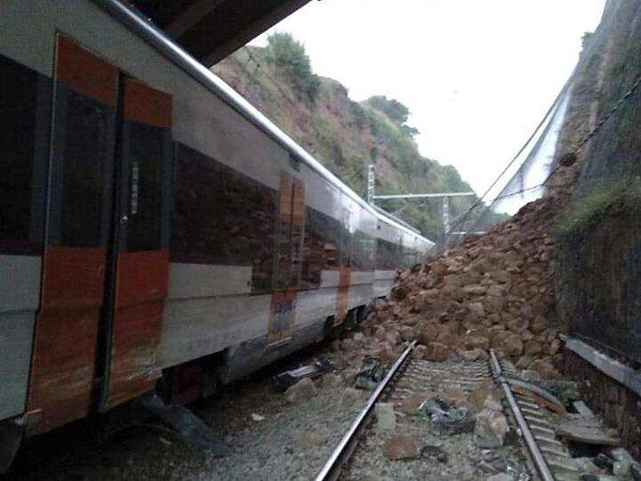 Der entgleiste Personenzug steht neben einem Erdrutsch bei Vacarisses.