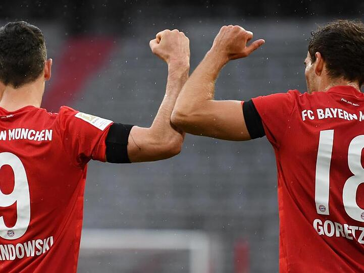 Bayerns Leon Goretzka (r) jubelt nach seinem Tor zur 1:0-Führung gegen Eintracht Frankfurt mit Stürmer Robert Lewandowski.