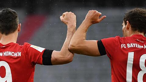 Bayerns Leon Goretzka (r) jubelt nach seinem Tor zur 1:0-Führung gegen Eintracht Frankfurt mit Stürmer Robert Lewandowski.