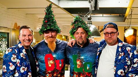 "Kitchen Impossible - Die Weihnachts-Edition": Tim Raue, Lucki Maurer, Tim Mälzer und Max Strohe (v.l.).