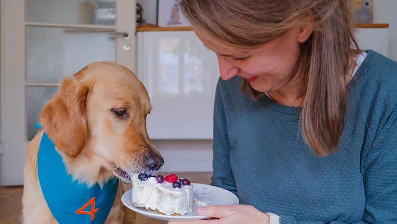Laura Finzi und ihre H&uuml;ndin Emmi. Den Geburtstag des Golden Retrievers feiern die beiden schon immer gerne. Aus dieser Freude entstand der Online-Shop "Party Paws". Dort will die Schwabingerin alles vertreiben, was man f&uuml;r einen Hunde-Geburtstag so braucht.