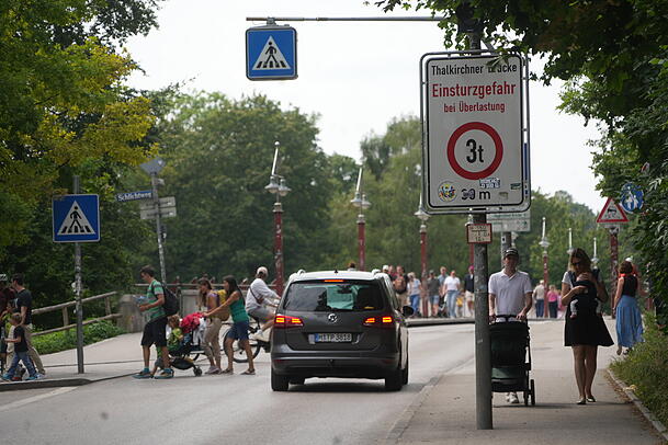 An der Tierpark-Br&uuml;cke gibt es Hinweisschilder, dass sie bei zu hoher Belastung einst&uuml;rzen k&ouml;nnte. Trotzdem fahren Autos dr&uuml;ber.