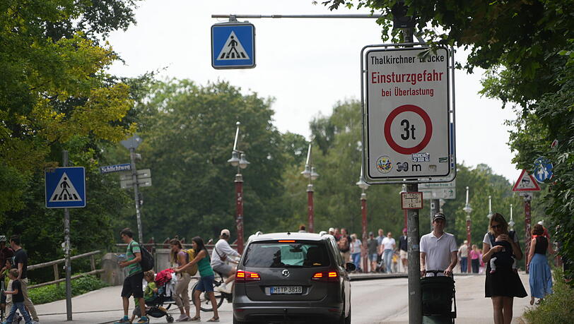 An der Tierpark-Br&uuml;cke gibt es Hinweisschilder, dass sie bei zu hoher Belastung einst&uuml;rzen k&ouml;nnte. Trotzdem fahren Autos dr&uuml;ber.