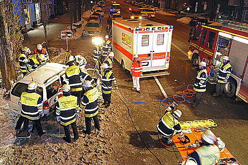 Nach dem Unfall auf der Lindwurmstraße war die Straße in der Nacht zum Samstag blockiert.