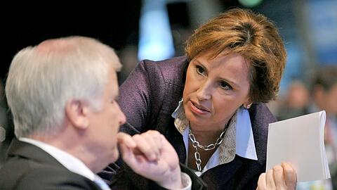 Der bayerische Ministerpräsident Horst Seehofer und Sozialministerin Christine Haderthauer unterhalten sich auf dem Parteitag.