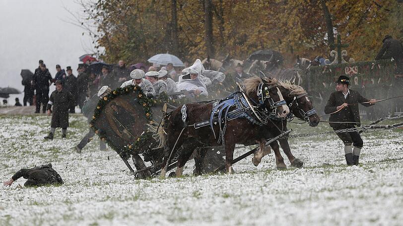 Der Mann rechts im Bild ist machtlos und kann den Unfall nicht verhindern! Die Frauen stürzen mit ihren traditionellen Gewändern vom Wagen in den Schneematsch.