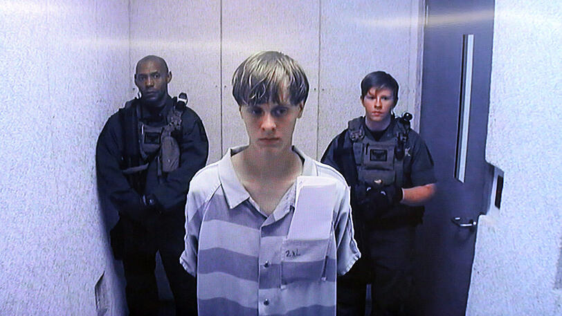 Die Aufnahme zeigt Dylann Roof während einer per Video übertragenen Anhörung 2015 in Charleston.