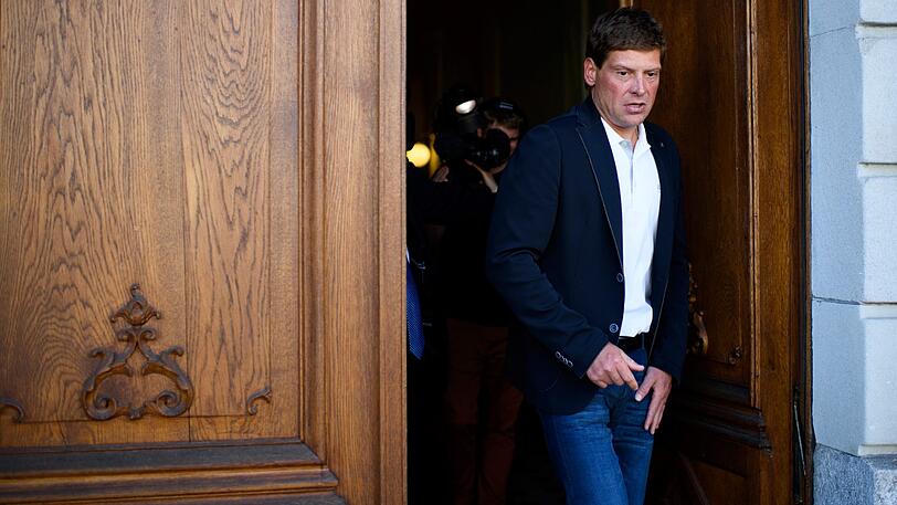 Mit überhöhter Geschwindigkeit krachte Jan Ullrich mit seinem Audi in ein stehendes Fahrzeug.