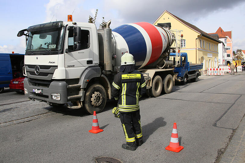 Polizei und Feuerwehr sperrten die Unfallstelle.