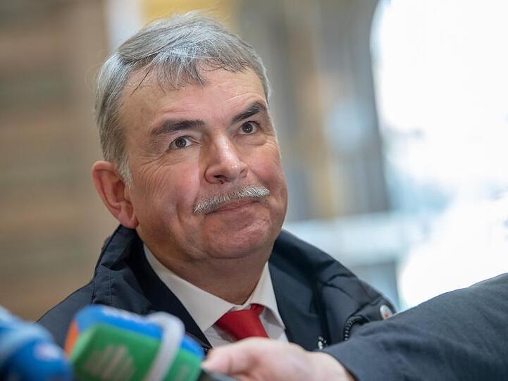 Kläger Gustl Mollath unterhält sich vor Prozessbeginn mit Journalisten.