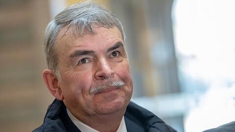 Kläger Gustl Mollath unterhält sich vor Prozessbeginn mit Journalisten.
