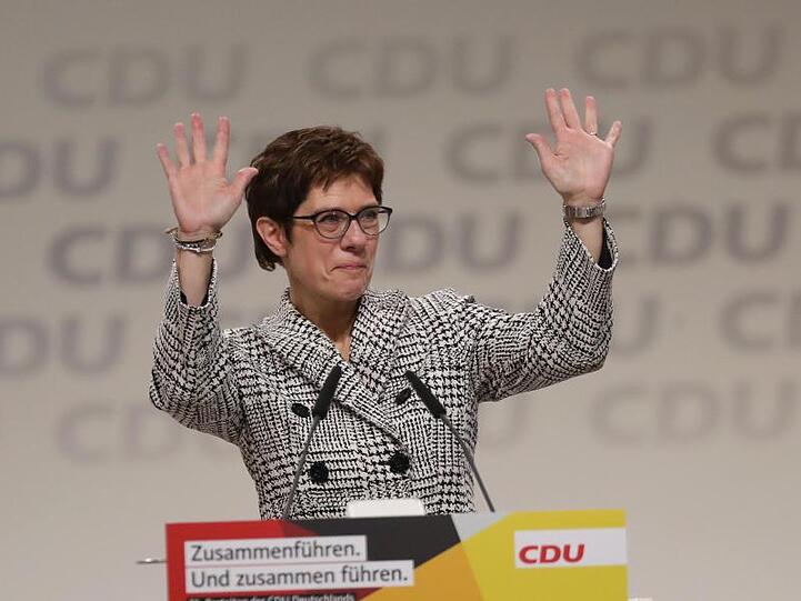 Geschafft: Die neue CDU-Vorsitzende Annegret Kramp-Karrenbauer winkt beim Bundesparteitag den Delegierten zu.