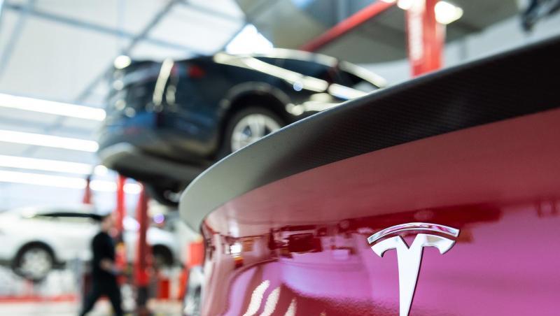 Tesla soll seit 2010 fast zwei Milliarden Dollar Umsatz durch den Verkauf von Emissionszertifikaten gemacht haben. Tesla soll seit 2010 fast zwei Milliarden Dollar Umsatz durch den Verkauf von Emissionszertifikaten gemacht haben.