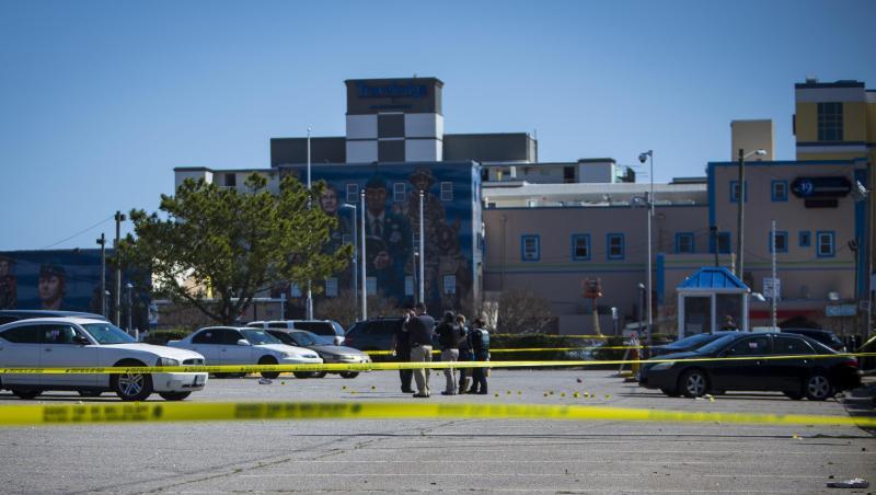 Polizisten ermitteln an einem der Tatorte in Virginia Beach.
