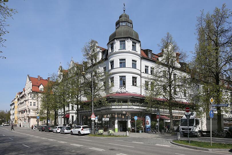 Treffpunkt der Besserbetuchten: das Käfer-Stammhaus.