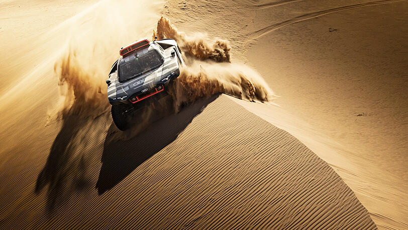 Ein Auto mit E-Antrieb wie den Audi Q e-tron "würde mich schon reizen", sagt die deutsche Dakar-Legende Jutta Kleinschmidt. Zunächst sind aber ihre Kollegen Stephane Peterhansel und Carlos Sainz dran. Ein Auto mit E-Antrieb wie den Audi Q e-tron "würde mich schon reizen", sagt die deutsche Dakar-Legende Jutta Kleinschmidt. Zunächst sind aber ihre Kollegen Stephane Peterhansel und Carlos Sainz dran.
