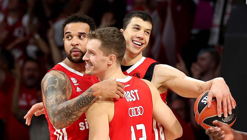 Erleichtert nach dem ersten Euroleague-Saisonsieg: die Bayern-Spieler Elias Harris (v.l.n.r.), Andreas Obst und Kapitän Vladimir Lucic.