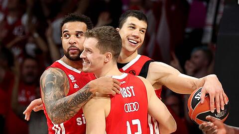 Erleichtert nach dem ersten Euroleague-Saisonsieg: die Bayern-Spieler Elias Harris (v.l.n.r.), Andreas Obst und Kapitän Vladimir Lucic.