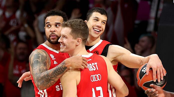 Erleichtert nach dem ersten Euroleague-Saisonsieg: die Bayern-Spieler Elias Harris (v.l.n.r.), Andreas Obst und Kapitän Vladimir Lucic.
