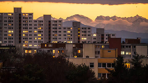 Ende der 60er Jahre wurde Neuperlach aus dem Boden gestampft. Heute glauben viele: Nur mehr Neubau kann die Krise am Wohnungsmarkt lösen.