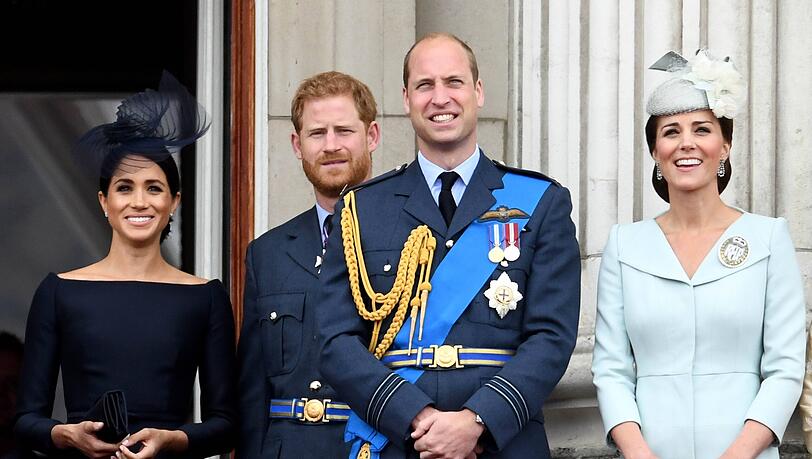 Diese Bilder gehören der Vergangenheit an: Prinz Harry (M. l.) und Prinz William (M. r.) stehen sich nicht mehr sonderlich nah.