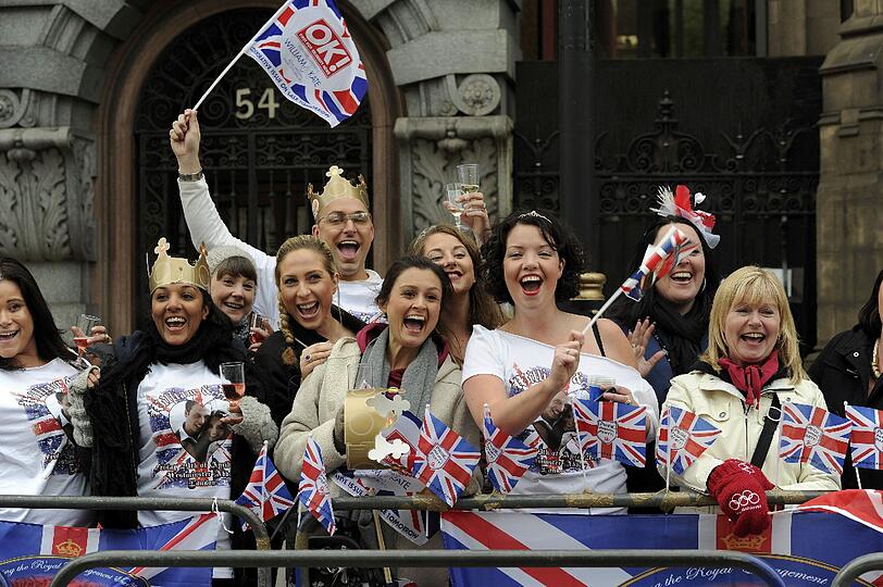 Ein Fahnenmeer, jubelnde Menschen, verkleidete Spaßvögel: So haben die Menschen in London und aller Welt die königliche Hochzeit gefeiert. Die Bilder!