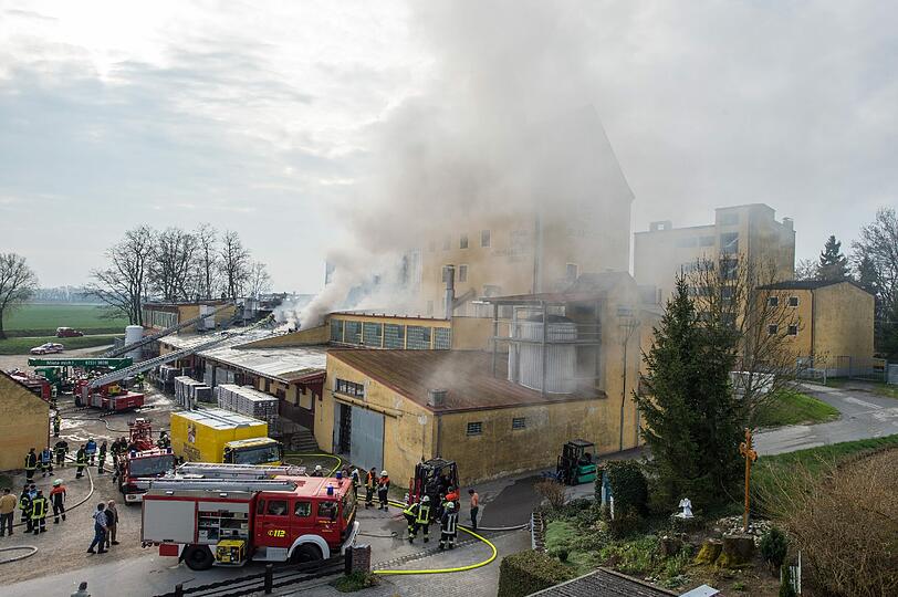 Beim Großbrand in einer Brauerei in Irlbach bei Straubing Brauerei hat in der Nacht zum Mittwoch einen Millionenschaden angerichtet. Verletzt wurde niemand, wie die Polizei mitteilte.