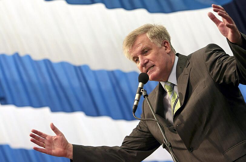 Der bayerische Ministerpräsident Horst Seehofer (CSU) bei seiner Rede auf dem Gillamoos-Volksfest in Abensberg.