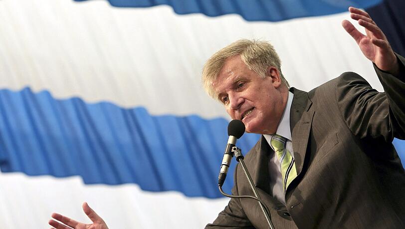 Der bayerische Ministerpräsident Horst Seehofer (CSU) bei seiner Rede auf dem Gillamoos-Volksfest in Abensberg. Der bayerische Ministerpräsident Horst Seehofer (CSU) bei seiner Rede auf dem Gillamoos-Volksfest in Abensberg.