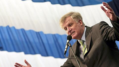 Der bayerische Ministerpräsident Horst Seehofer (CSU) bei seiner Rede auf dem Gillamoos-Volksfest in Abensberg.