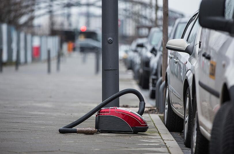 Die Deutschen dürfen seit einem Monat ihre ausgedienten Elektrogeräte beim Händler abgeben. Foto: Frank Rumpenhorst