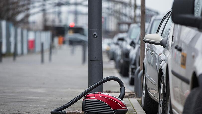 Die Deutschen dürfen seit einem Monat ihre ausgedienten Elektrogeräte beim Händler abgeben. Foto: Frank Rumpenhorst Die Deutschen dürfen seit einem Monat ihre ausgedienten Elektrogeräte beim Händler abgeben. Foto: Frank Rumpenhorst