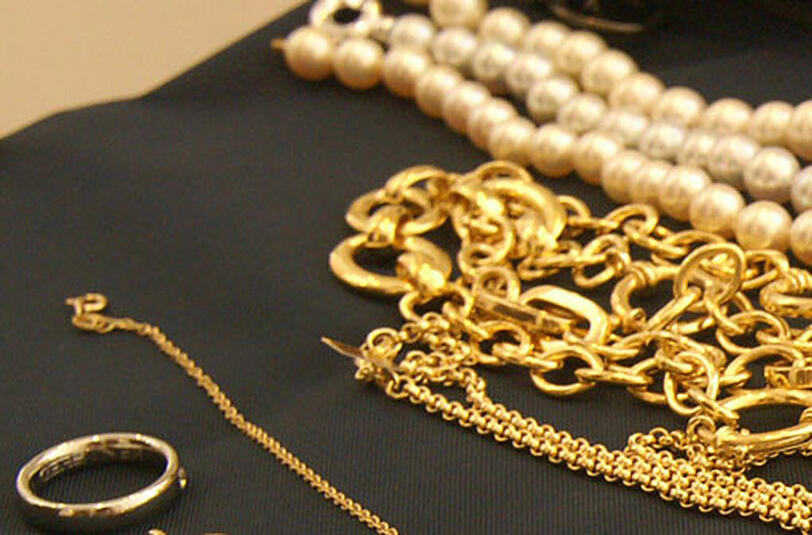 Die Trickdiebe konnten Schmuck im Wert von rund 10.000 Euro stehlen. (Archivbild)