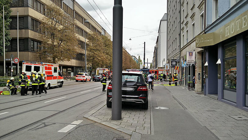 Bilder vom Feuerwehreinsatz an der Ecke Bayerstraße/Hermann-Lingg-Straße. Bilder vom Feuerwehreinsatz an der Ecke Bayerstraße/Hermann-Lingg-Straße.