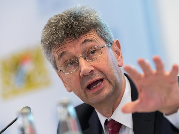 Michael Piazolo (Freie Wähler), bayerischer Staatsminister für Unterricht und Kultus, spricht. Foto: Peter Kneffel/Archiv
