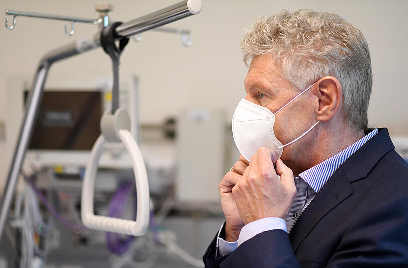 Münchens Oberbürgermeister Dieter Reiter (SPD) bei einem Besuch der Intensivstation der München Klinik Schwabing.