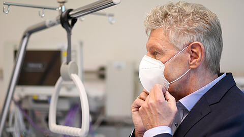 Münchens Oberbürgermeister Dieter Reiter (SPD) bei einem Besuch der Intensivstation der München Klinik Schwabing.